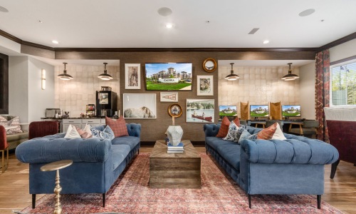 Livingroom with two blue couches 